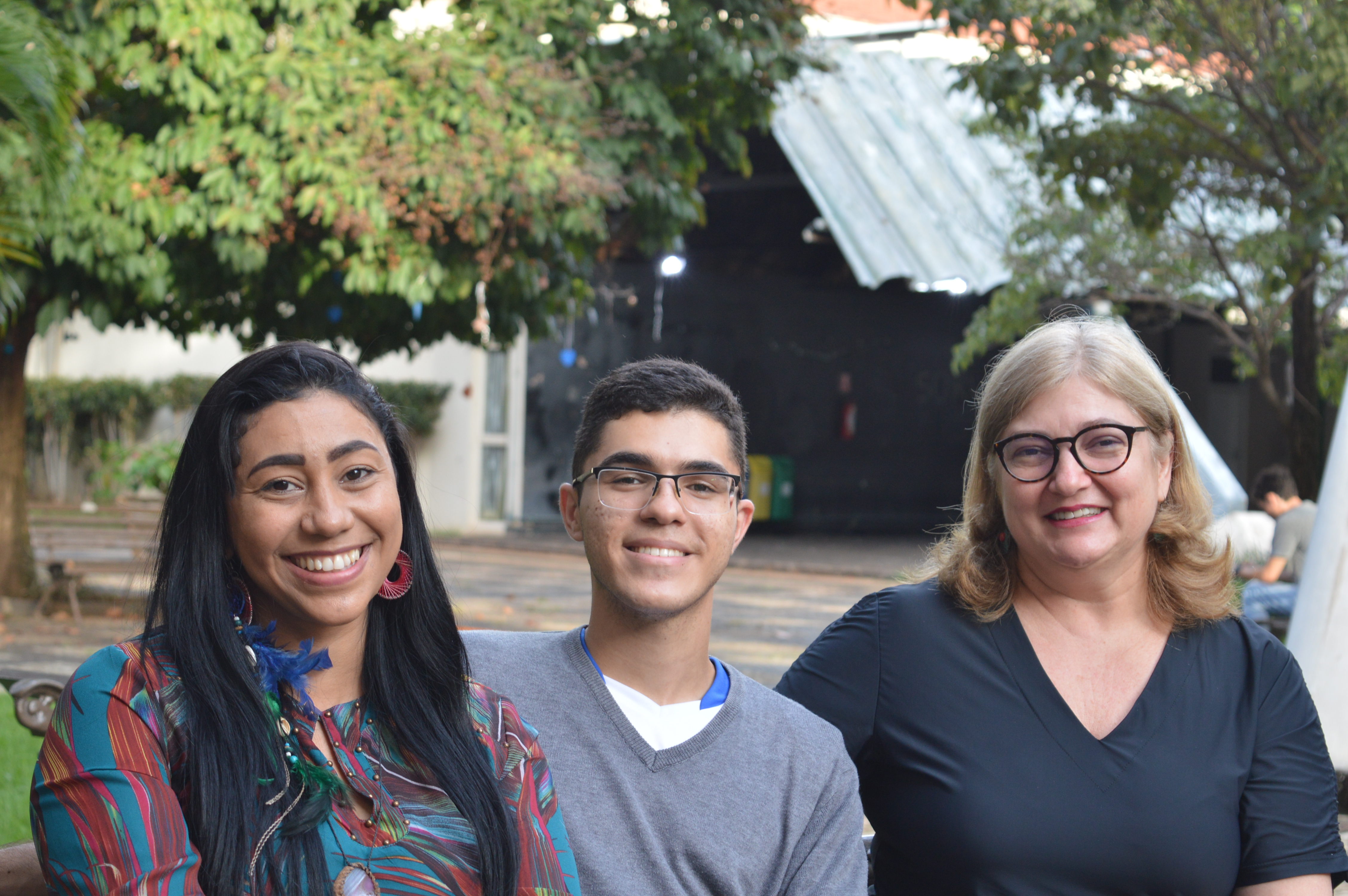 Mariany Aline Pereira dos Santos, Mateus Albino e a professora Ema Marta Dunk Cintra conduziram a pesquisa 